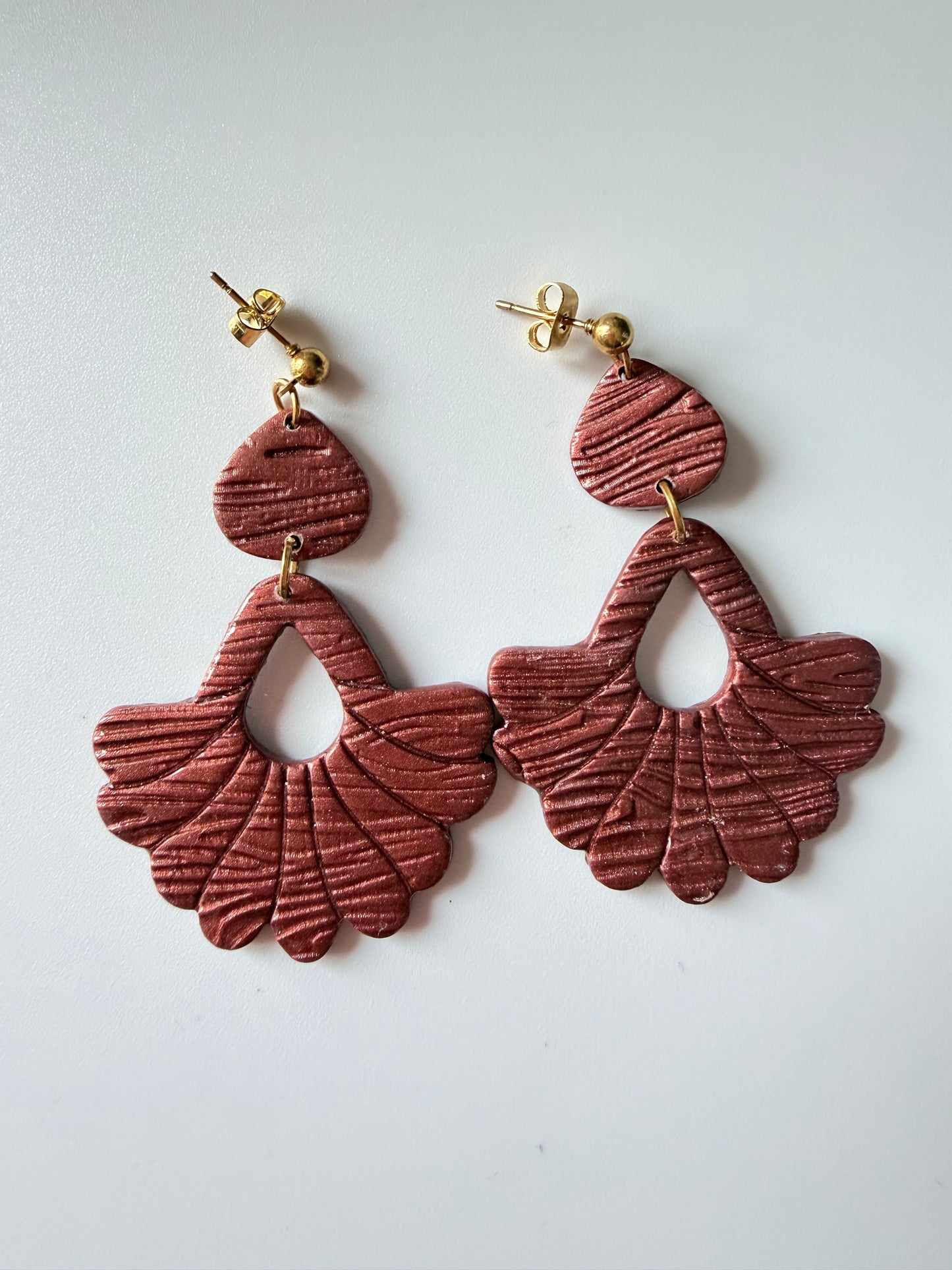 Boucles d'oreilles légères et élégantes en forme d'éventail.