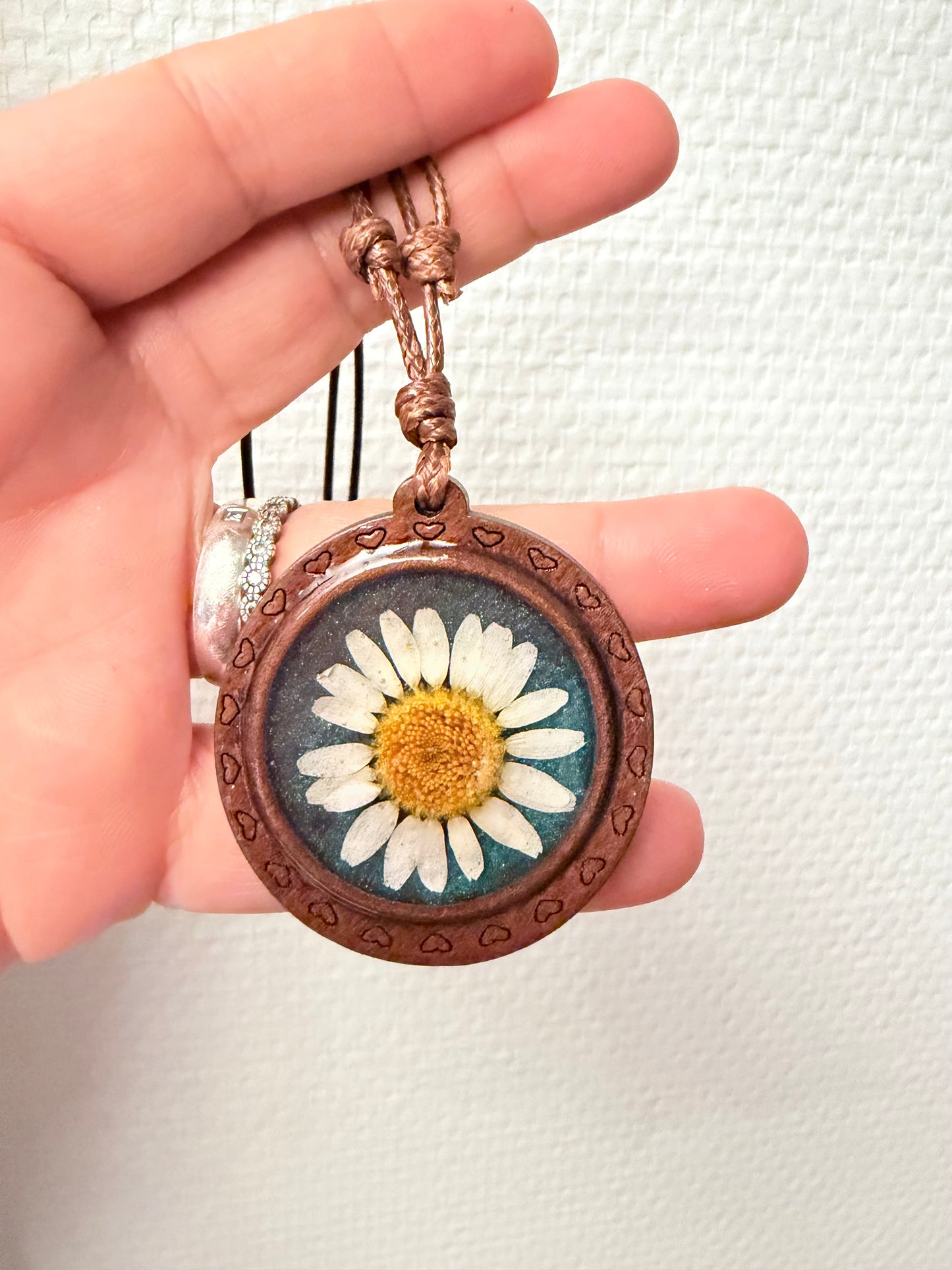 ✨ Collier fait main avec une vraie fleur préservée.