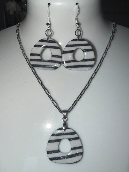 ✨ Ensemble Minimaliste à Rayures Noires – Élégance Moderne & Style Léger ✨