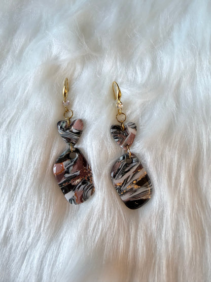 Boucles d’oreilles, fabriquées à la main, légères et uniques.