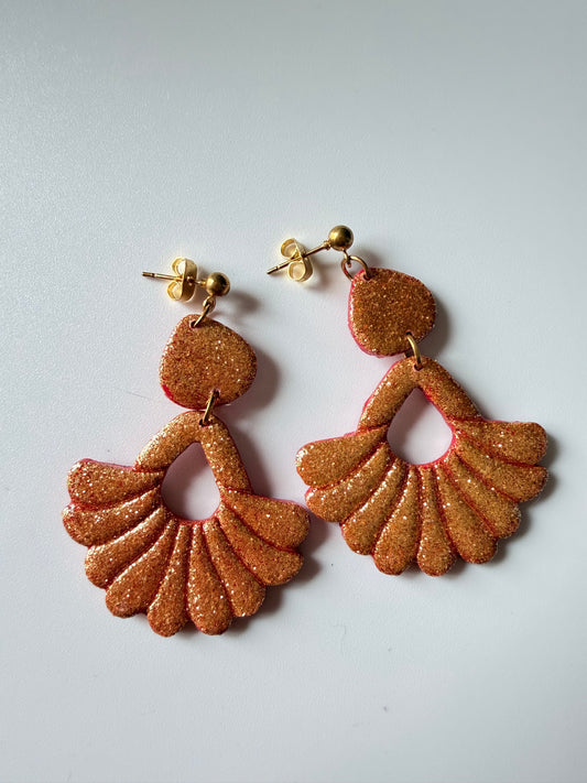 Boucles d'oreilles légères et élégantes en forme d'éventail.