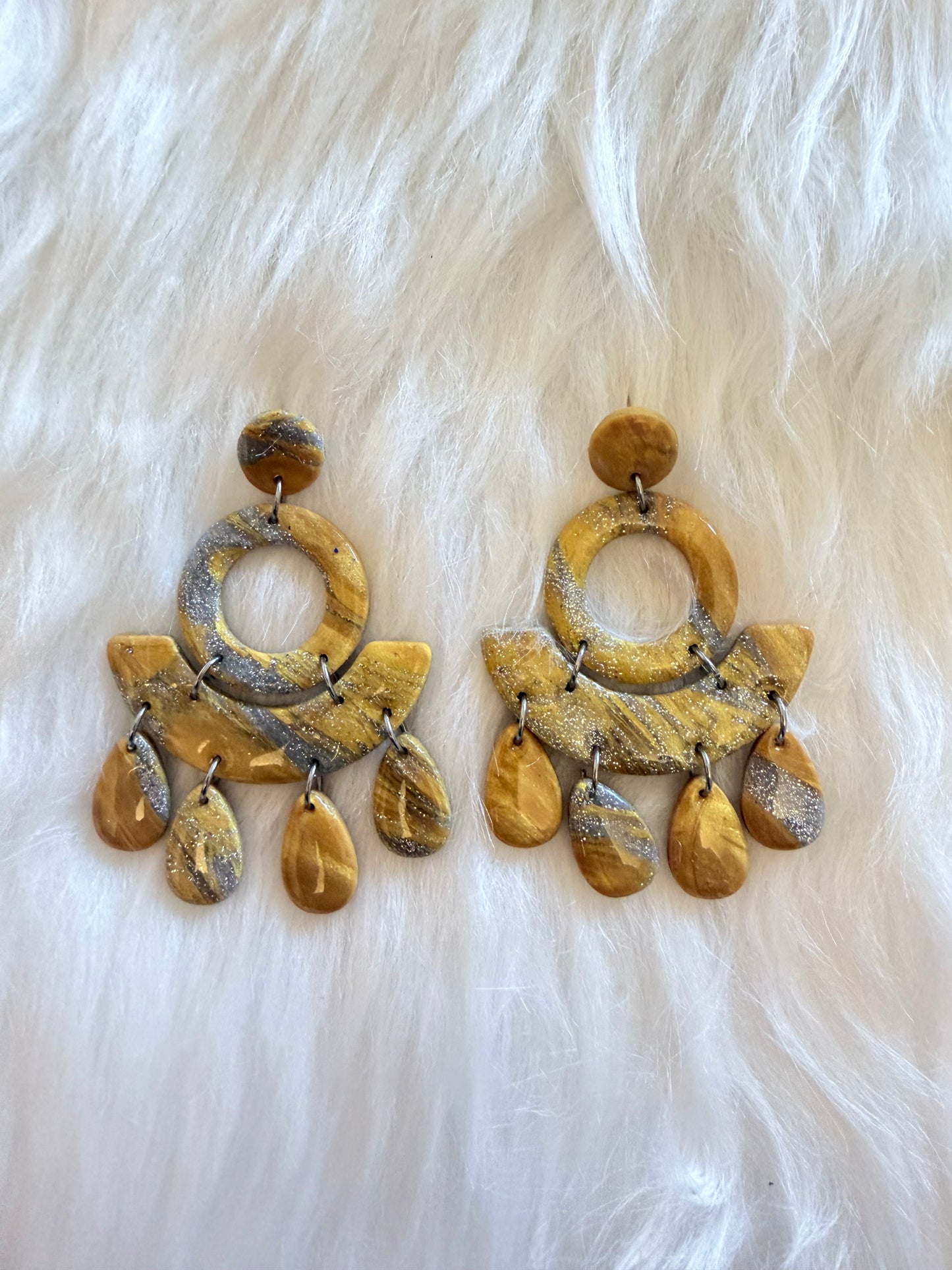 Boucles d'oreilles géométriques en or avec pendentifs.