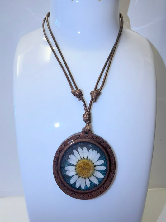✨ Collier fait main avec une vraie fleur préservée.