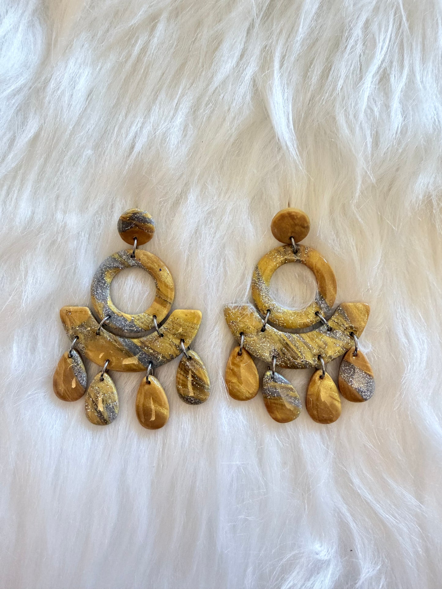 Boucles d'oreilles géométriques en or avec pendentifs.