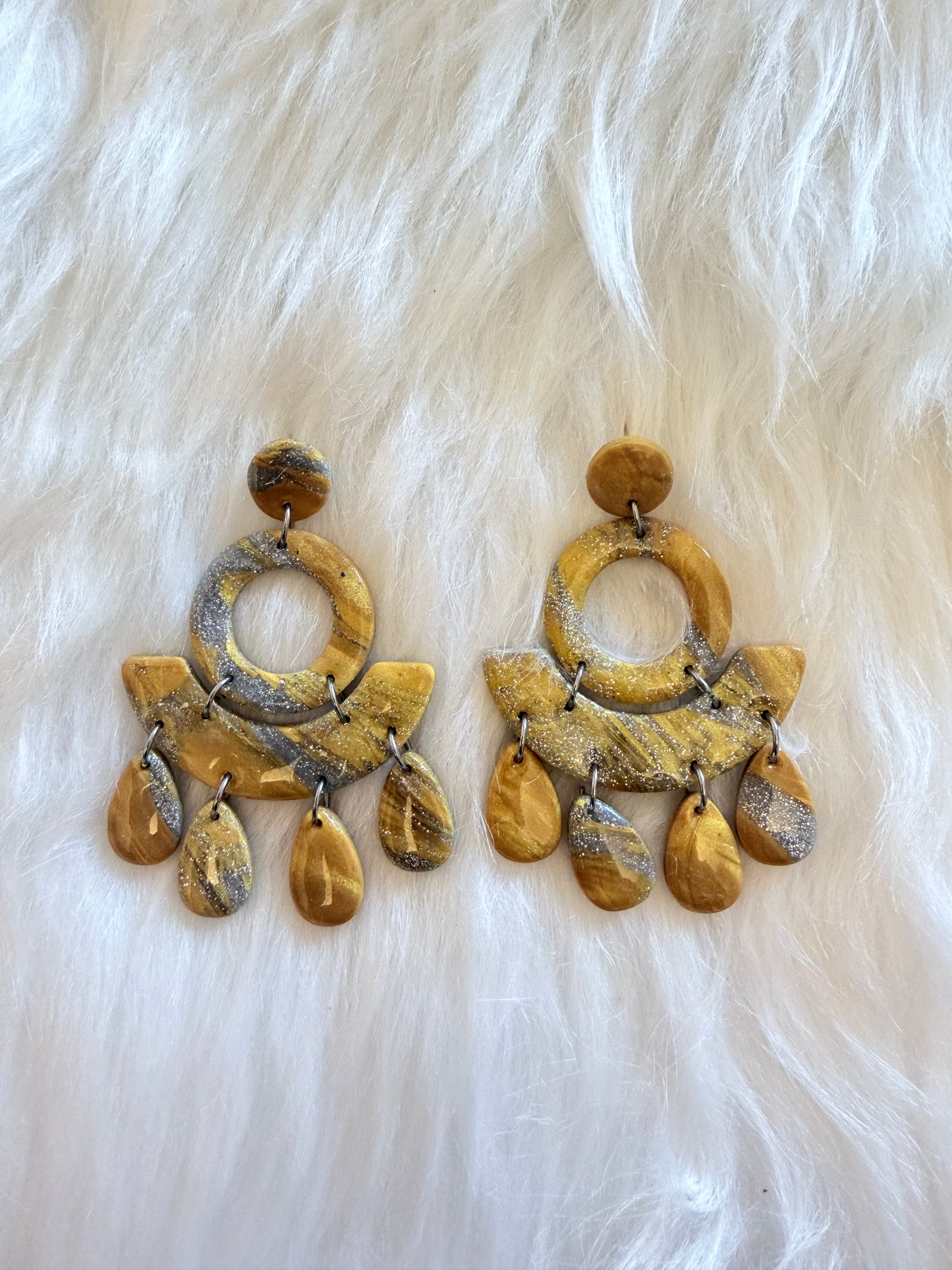 Boucles d'oreilles géométriques en or avec pendentifs.