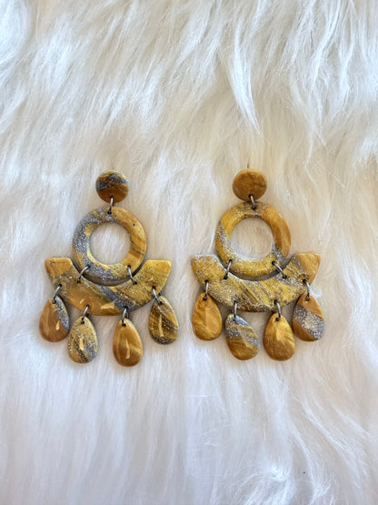 Boucles d'oreilles géométriques en or avec pendentifs.