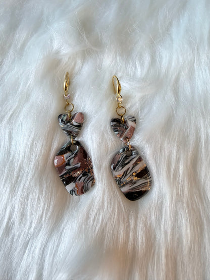 Boucles d’oreilles, fabriquées à la main, légères et uniques.