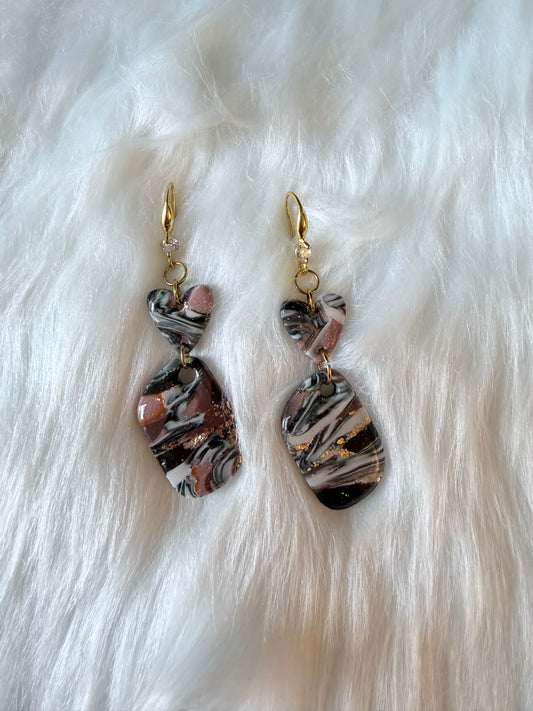 Boucles d’oreilles, fabriquées à la main, légères et uniques.