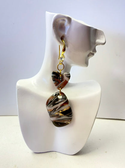 Boucles d’oreilles, fabriquées à la main, légères et uniques.