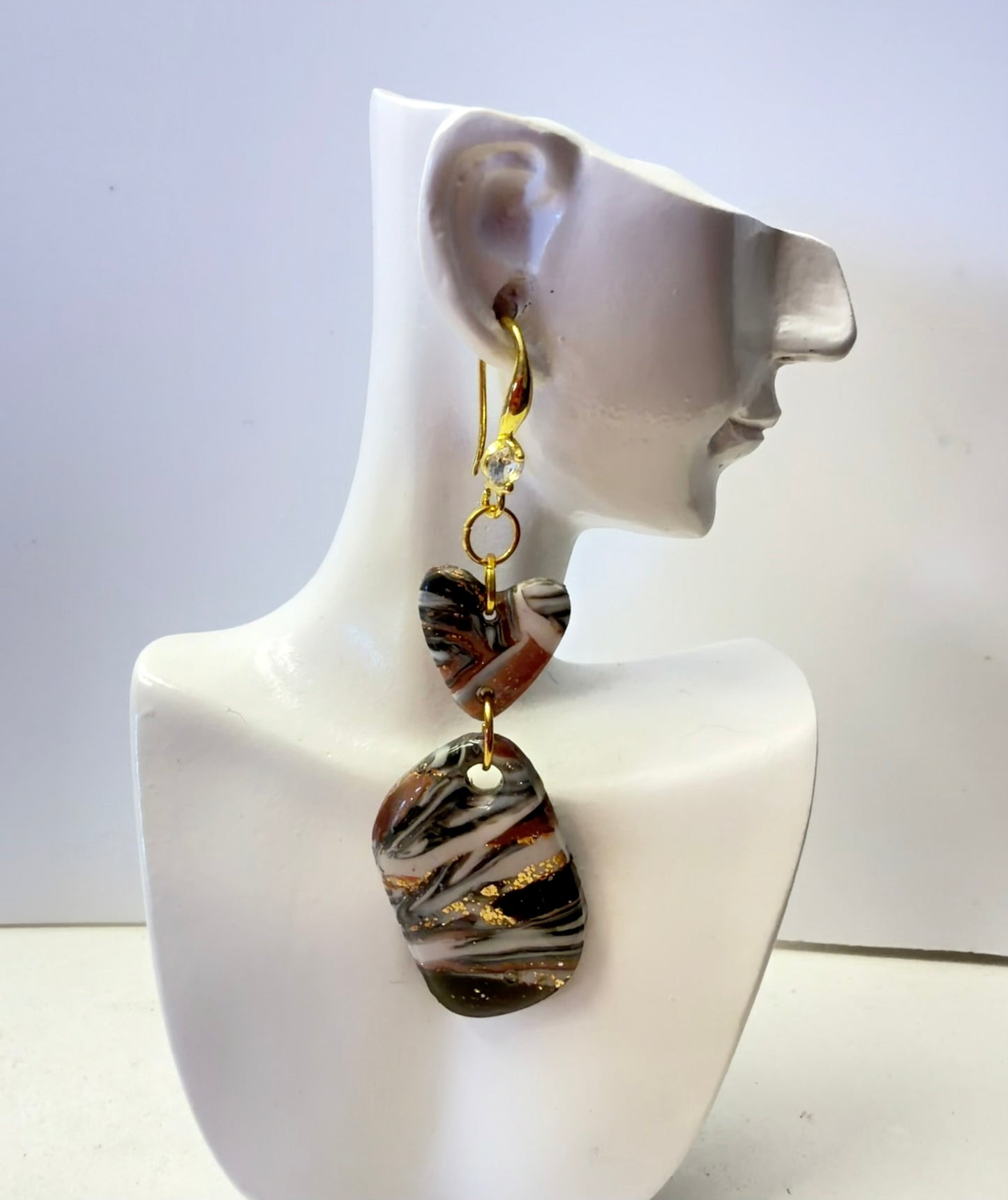 Boucles d’oreilles, fabriquées à la main, légères et uniques.