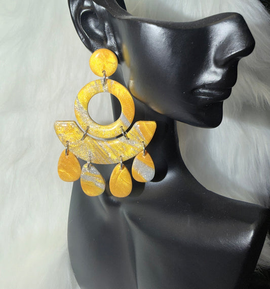 Boucles d'oreilles géométriques en or avec pendentifs.