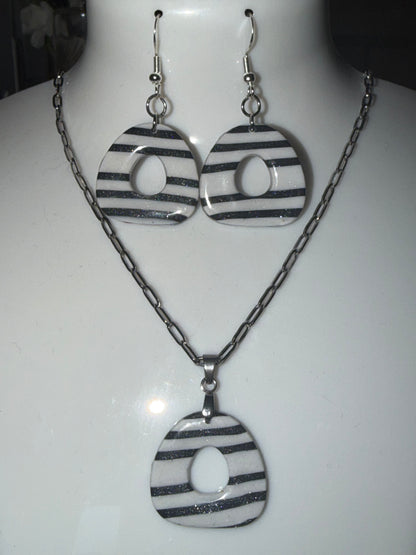 ✨ Ensemble Minimaliste à Rayures Noires – Élégance Moderne & Style Léger ✨