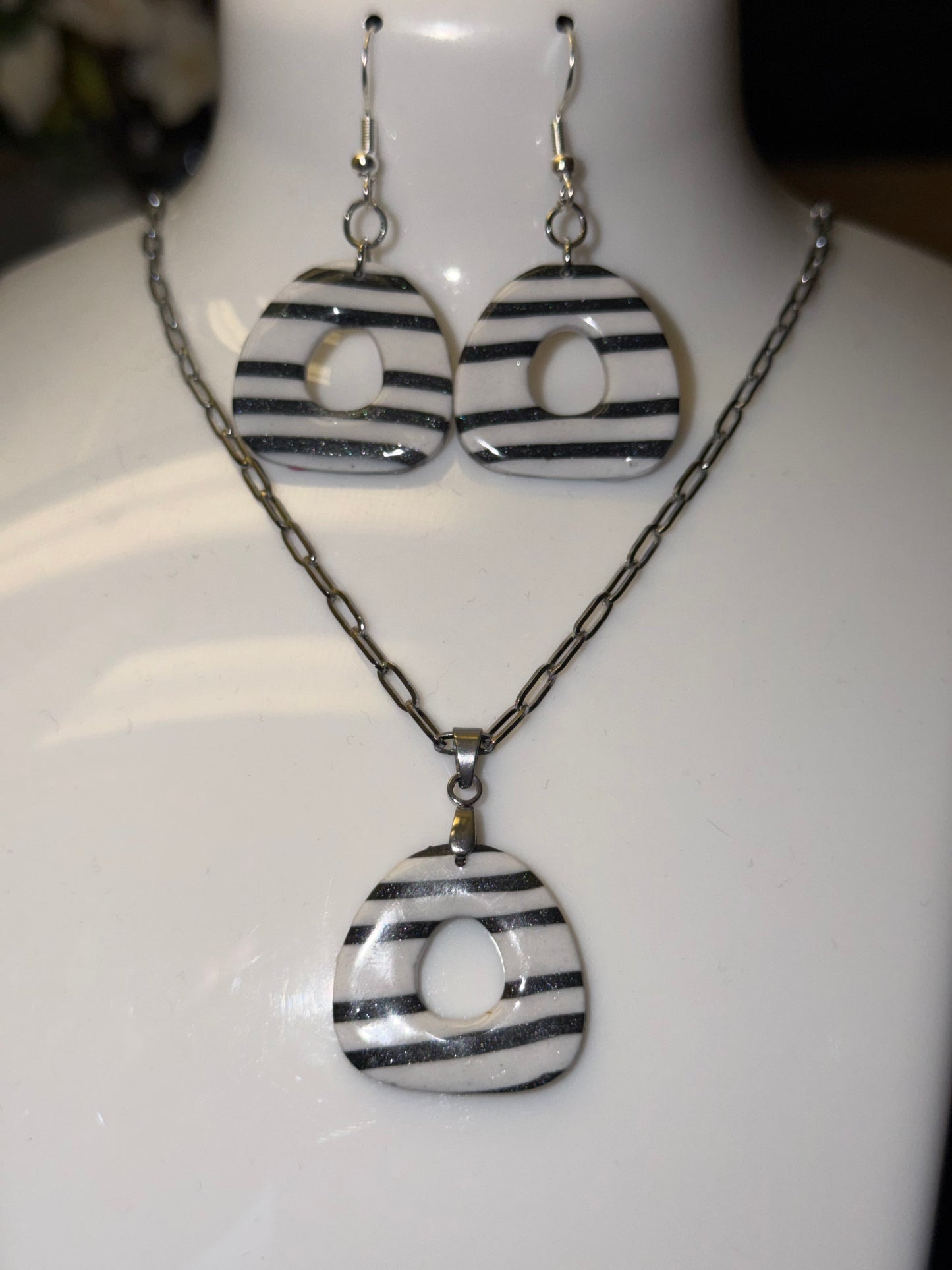 ✨ Ensemble Minimaliste à Rayures Noires – Élégance Moderne & Style Léger ✨