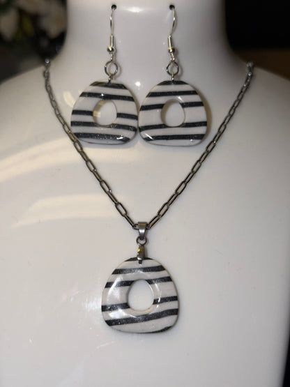 ✨ Ensemble Minimaliste à Rayures Noires – Élégance Moderne & Style Léger ✨