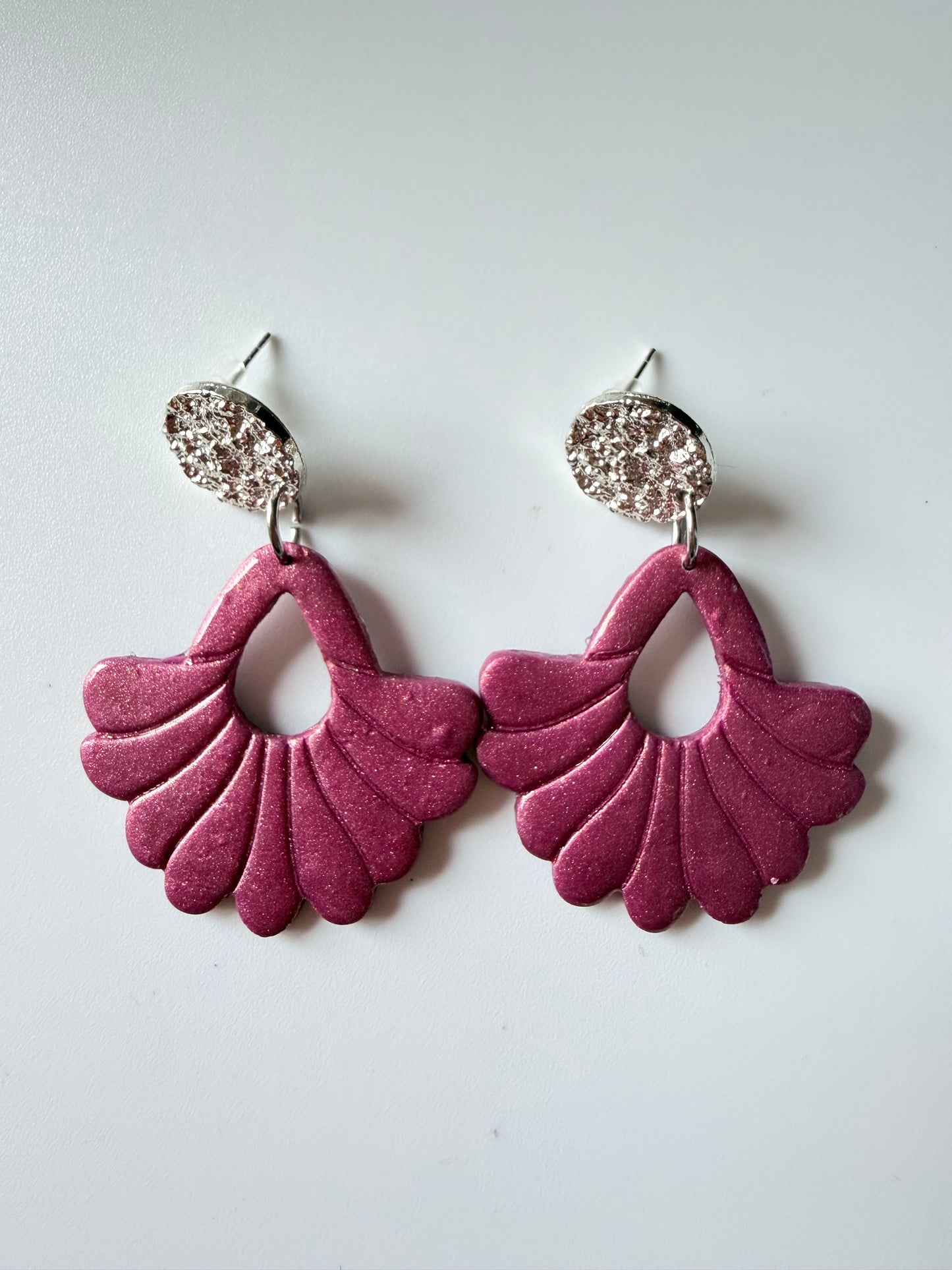 Boucles d'oreilles légères et élégantes en forme d'éventail.