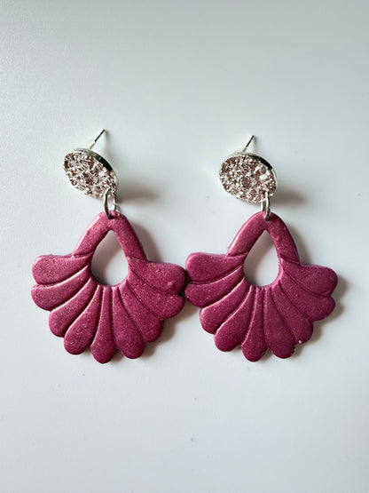 Boucles d'oreilles légères et élégantes en forme d'éventail.