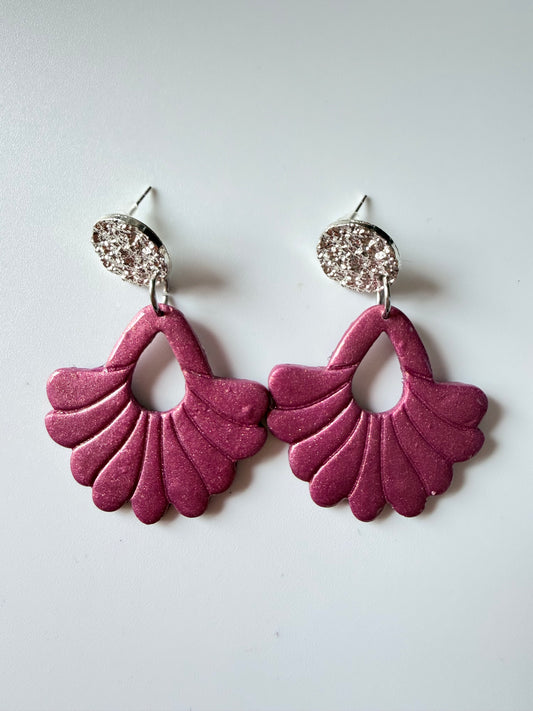 Boucles d'oreilles légères et élégantes en forme d'éventail.