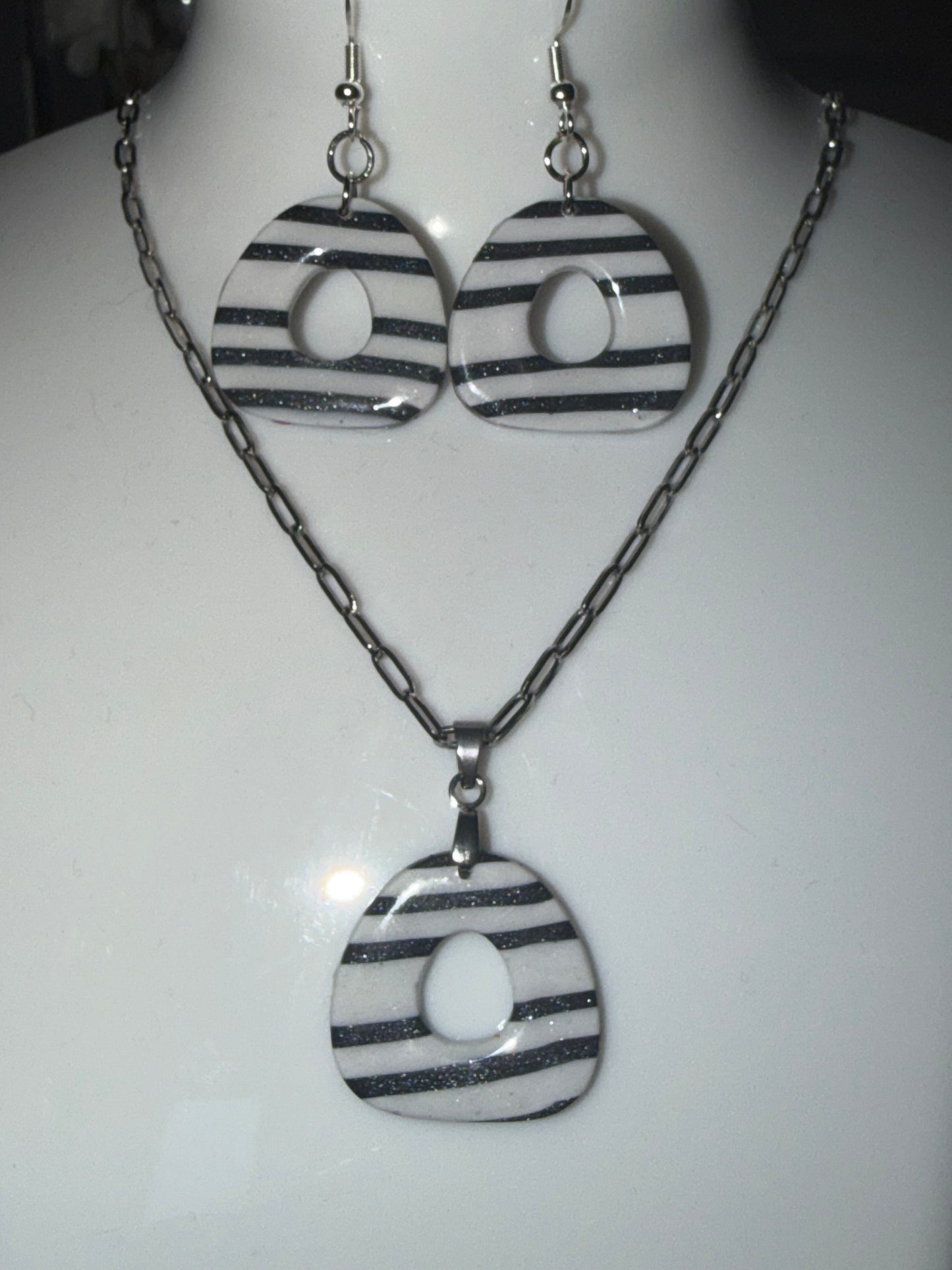 ✨ Ensemble Minimaliste à Rayures Noires – Élégance Moderne & Style Léger ✨