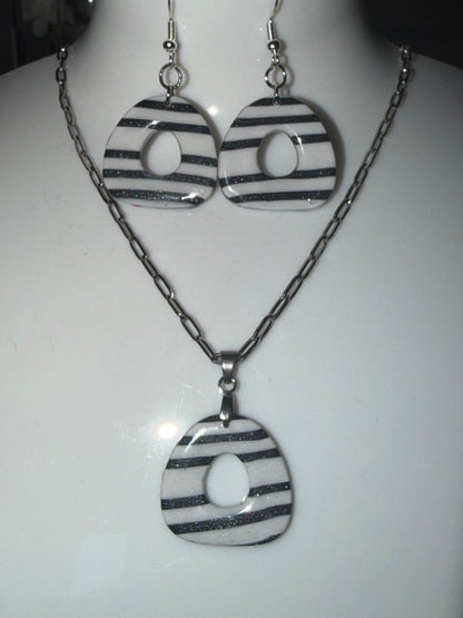 ✨ Ensemble Minimaliste à Rayures Noires – Élégance Moderne & Style Léger ✨