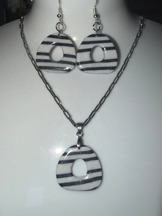 ✨ Ensemble Minimaliste à Rayures Noires – Élégance Moderne & Style Léger ✨