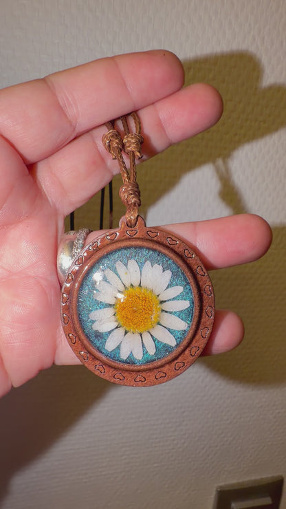 ✨ Collier fait main avec une vraie fleur préservée.