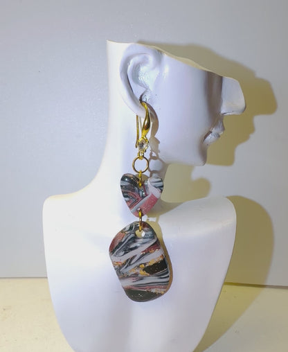 Boucles d’oreilles, fabriquées à la main, légères et uniques.